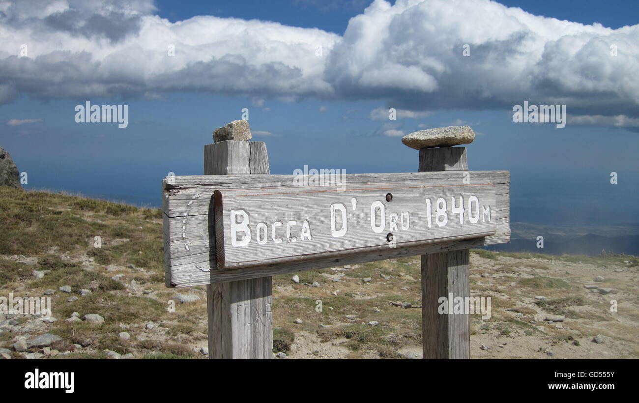Panneau en bois pour les randonneurs en Corse sur le GR 20, Bocca d'Oru, Corse, France Banque D'Images