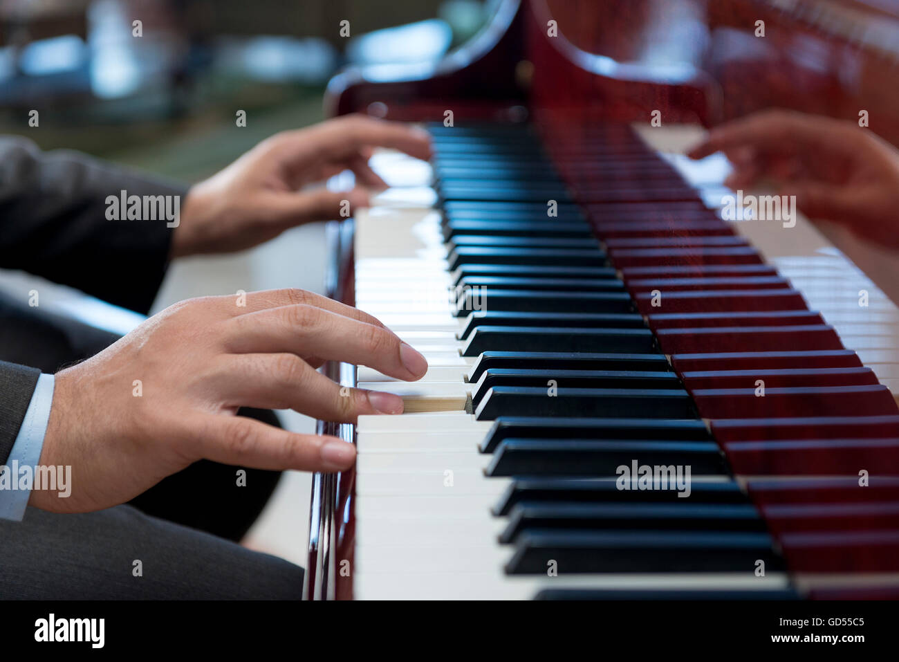 Les mains du pianiste jouant du piano classique Music Photo Stock - Alamy