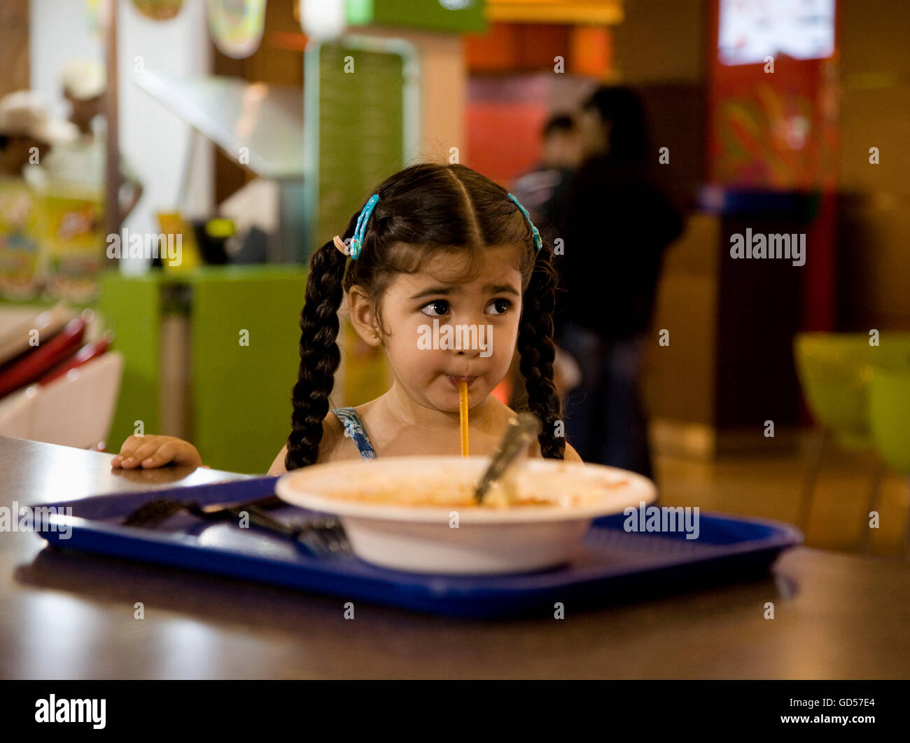 Une petite fille à la Centre Commercial Ambi Banque D'Images