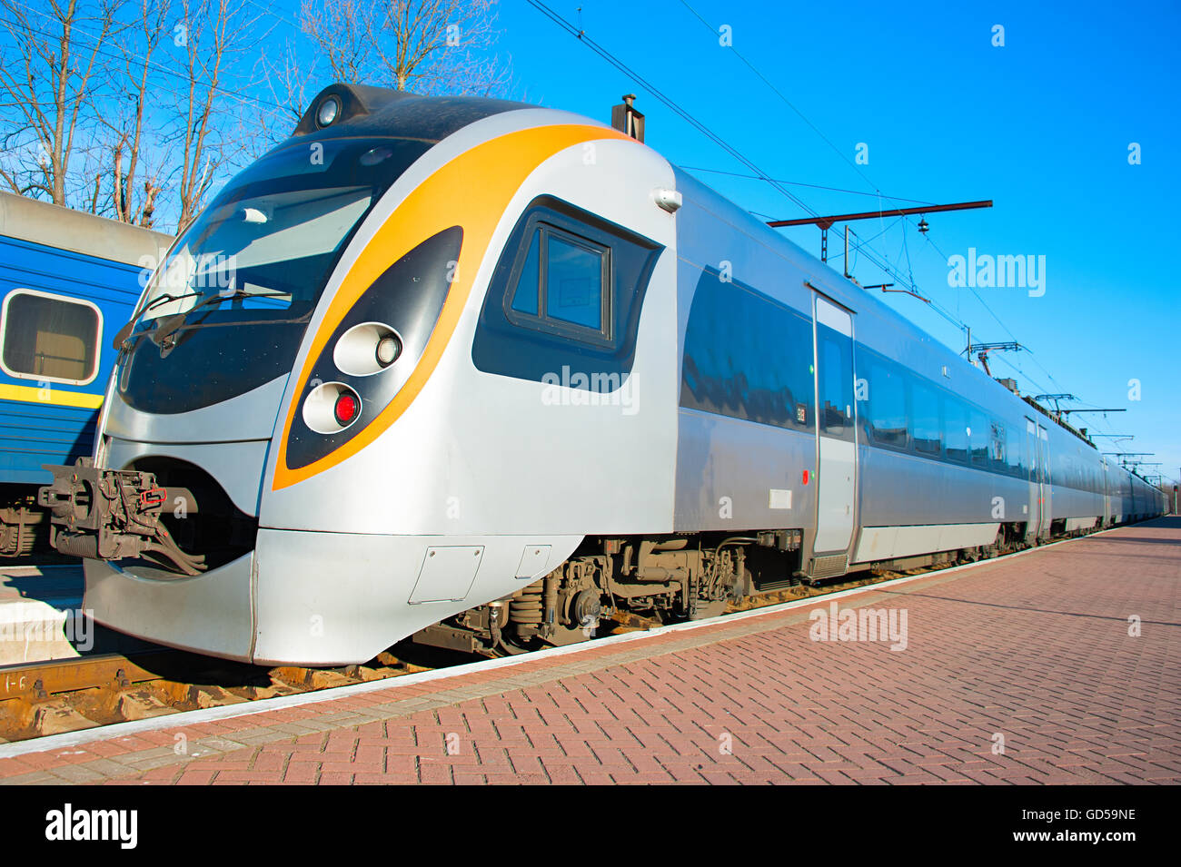 View of modern train sur une voie ferrée à la gare Banque D'Images