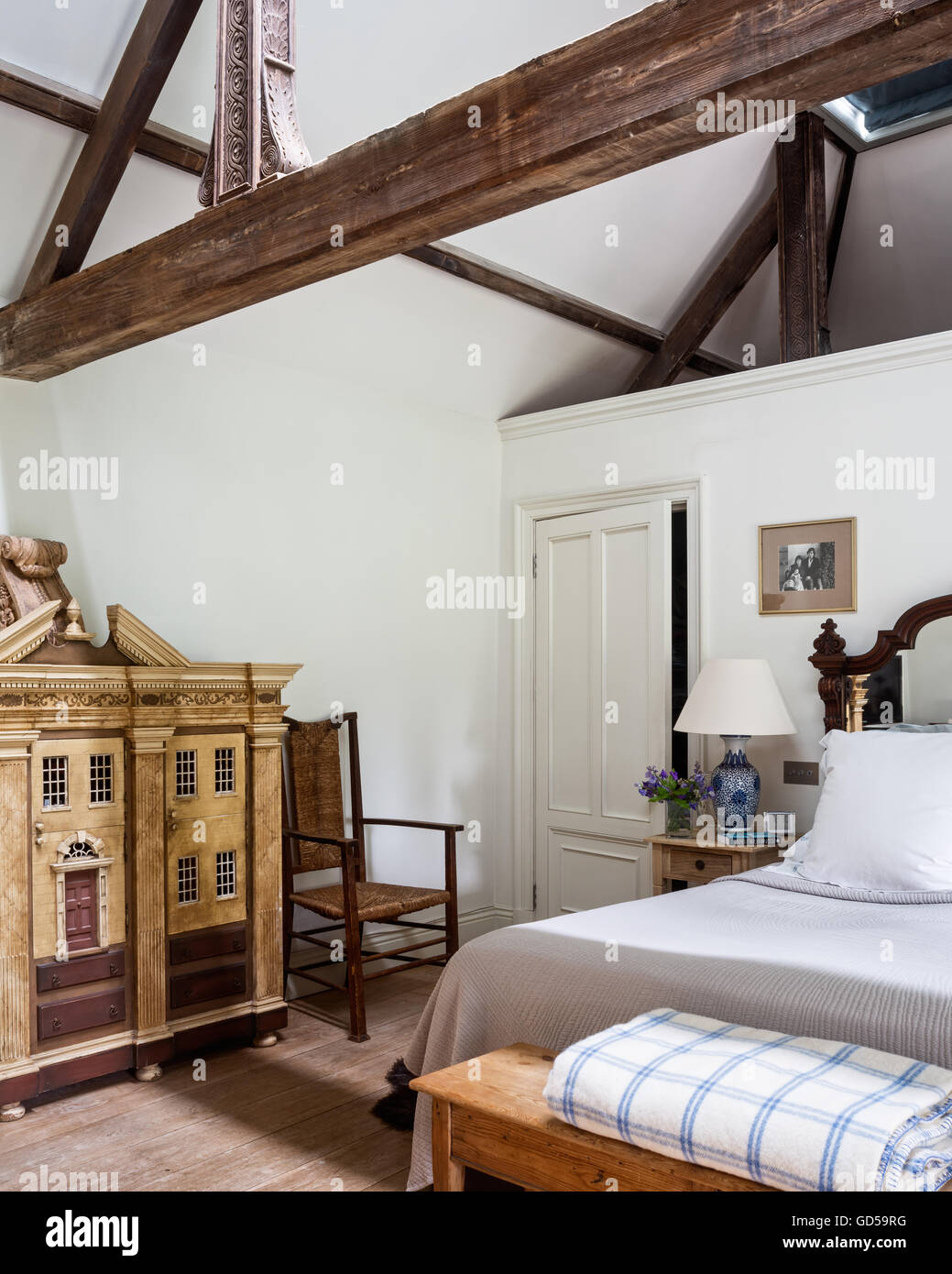 Grande maison de poupées en bois chambre avec poutres apparentes et parquet en chêne Banque D'Images