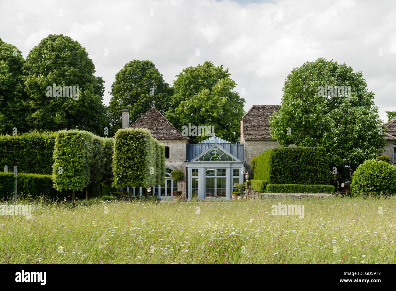 Façade extérieure de carrosses avec flower meadow et haie d'If Banque D'Images