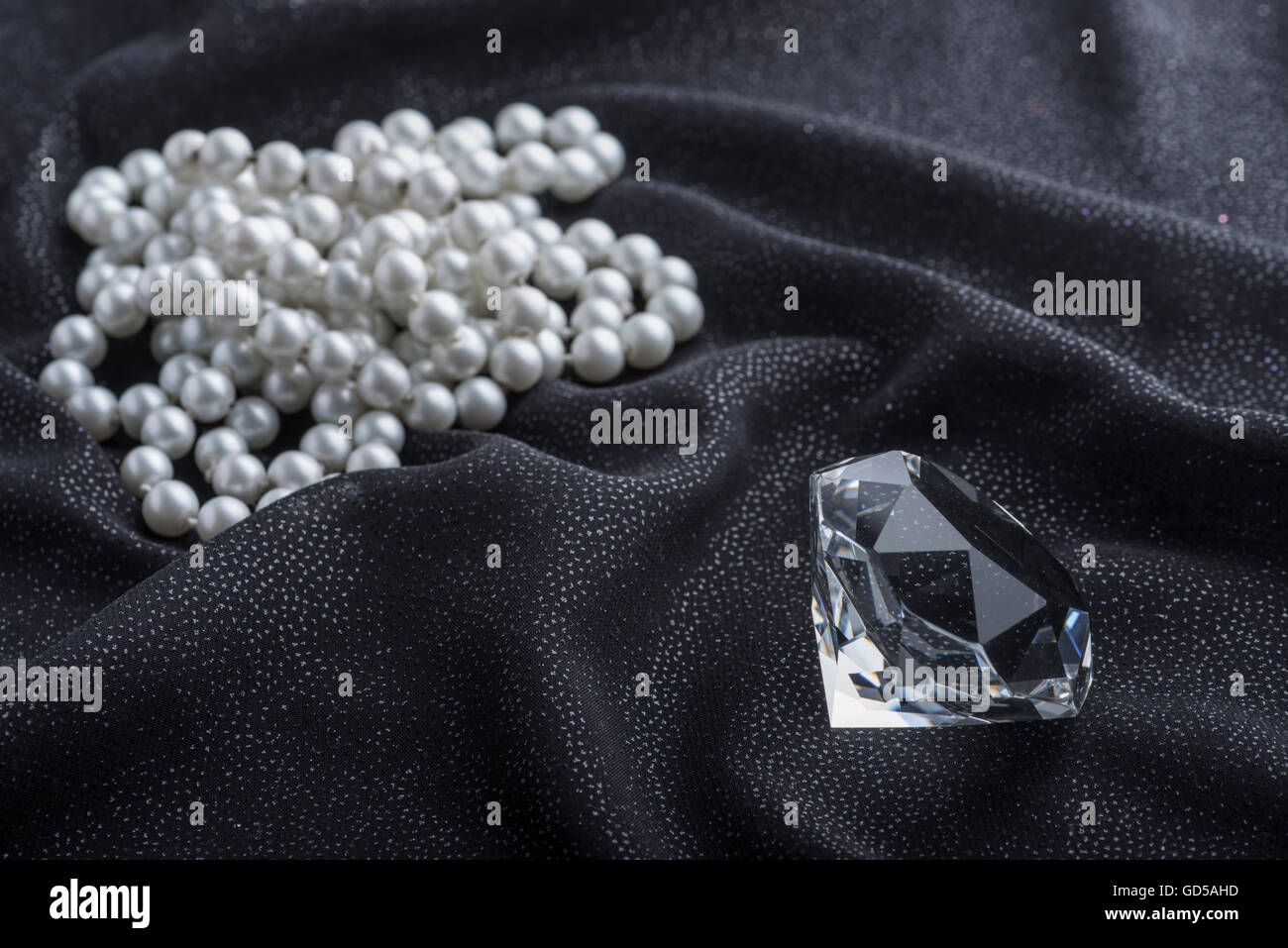 Cher Diamant Collier de perles translucides et plus de tissu noir Banque D'Images