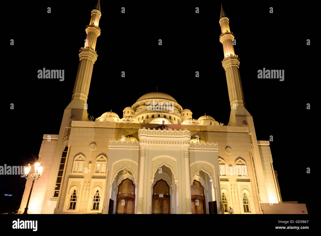 La Mosquée Al Noor est une mosquée à Sharjah. Il est situé sur le lagon de Khaled à la Buhaira Corniche. Banque D'Images