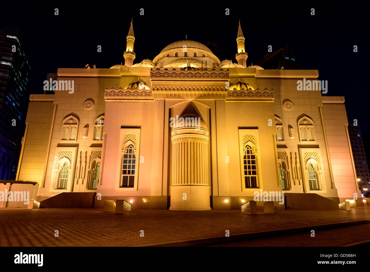 La Mosquée Al Noor est une mosquée à Sharjah. Il est situé sur le lagon de Khaled à la Buhaira Corniche. Banque D'Images