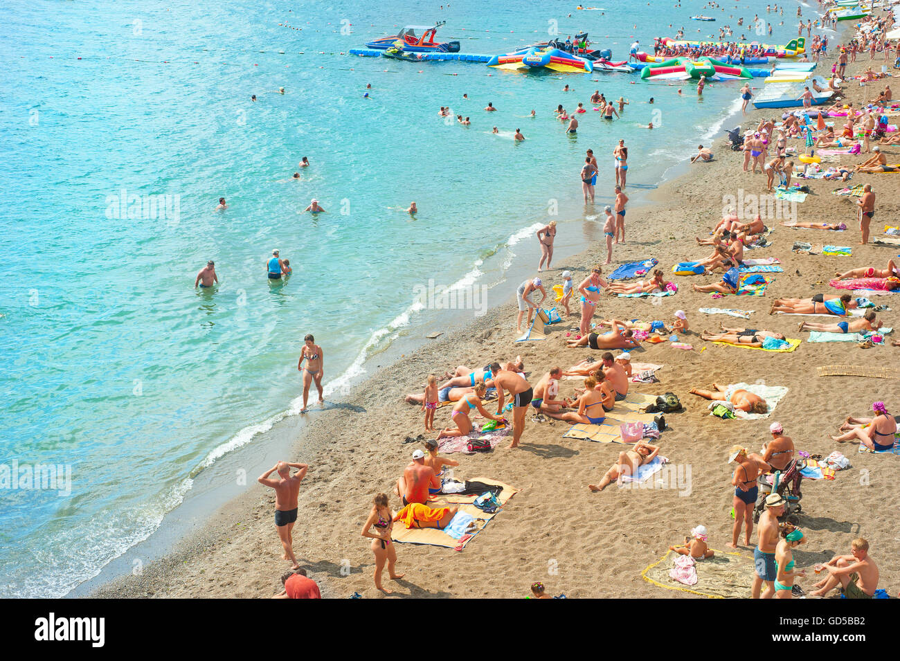 Personnes à la mer plage dans Sudak. Banque D'Images