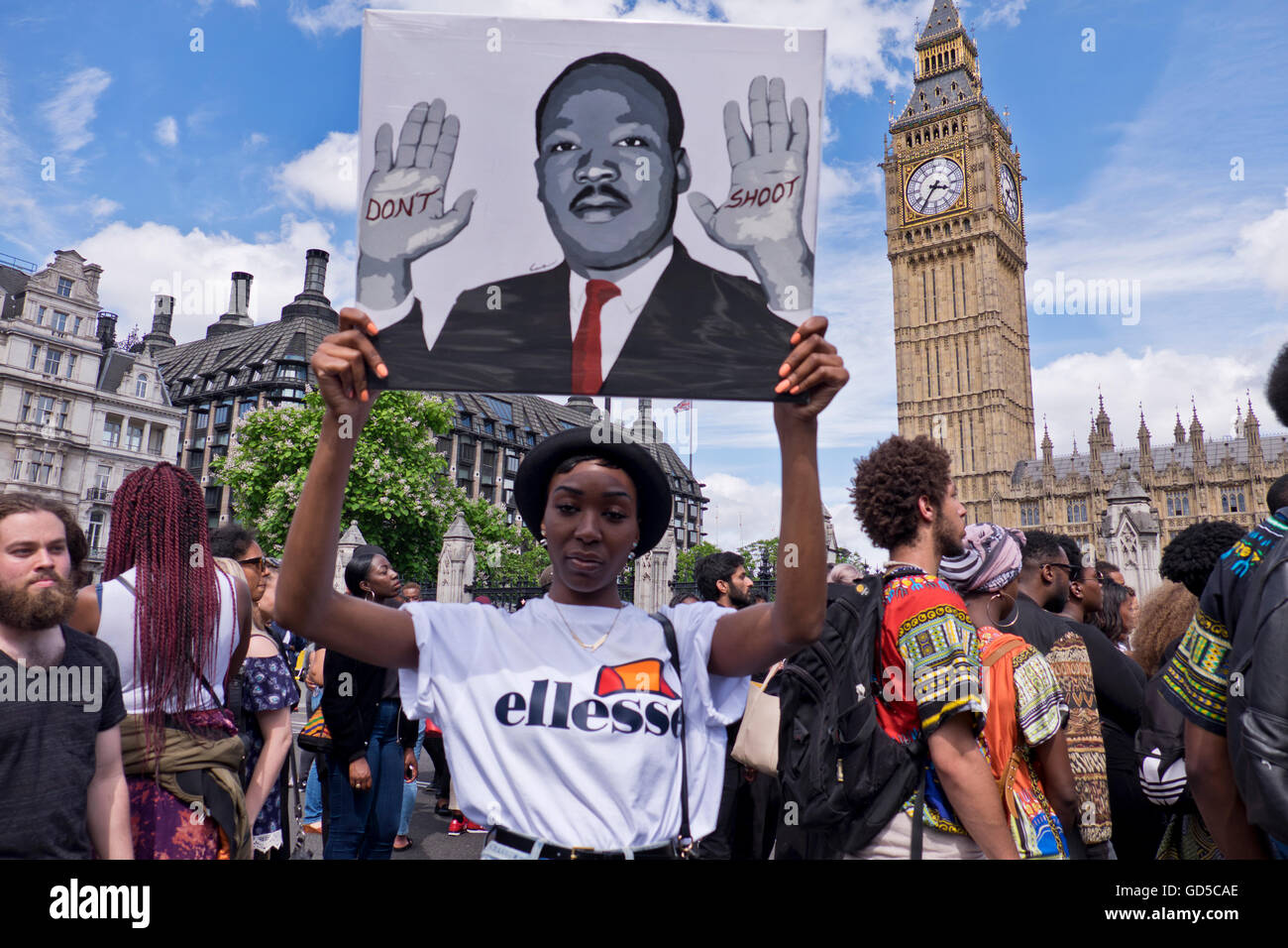 "Black vit" Plus de mille personnes ont défilé à Londres scandant 'hands up don't shoot'. La communauté noire a été scandalisé par la brutalité de la police après avoir tué de deux hommes noirs - une dans le Minnesota et un en Louisiane. Banque D'Images