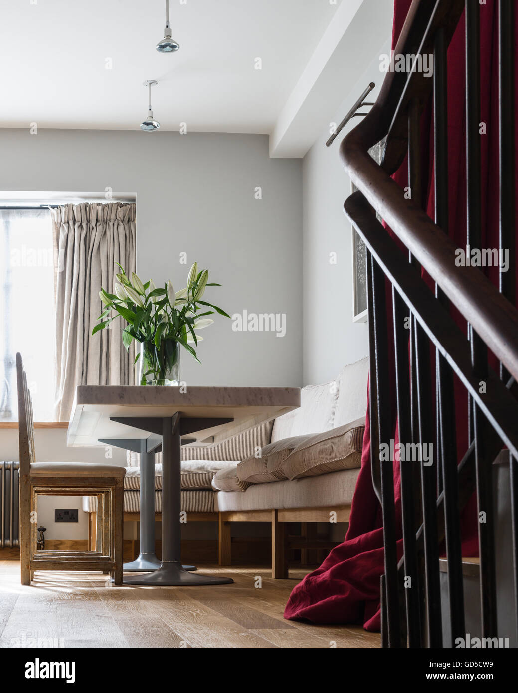 Parquet chêne salle à manger avec table en marbre de Casina Banque D'Images