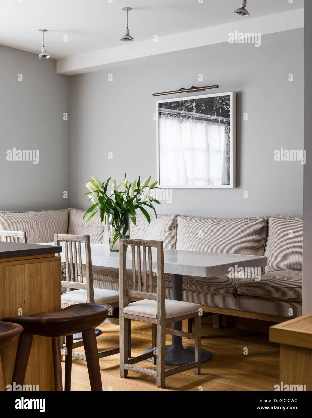 Parquet chêne salle à manger avec table en marbre de Cassina Banque D'Images