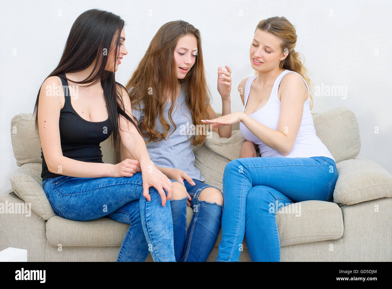 Portrait de trois jeunes femmes très heureux à la maison Banque D'Images