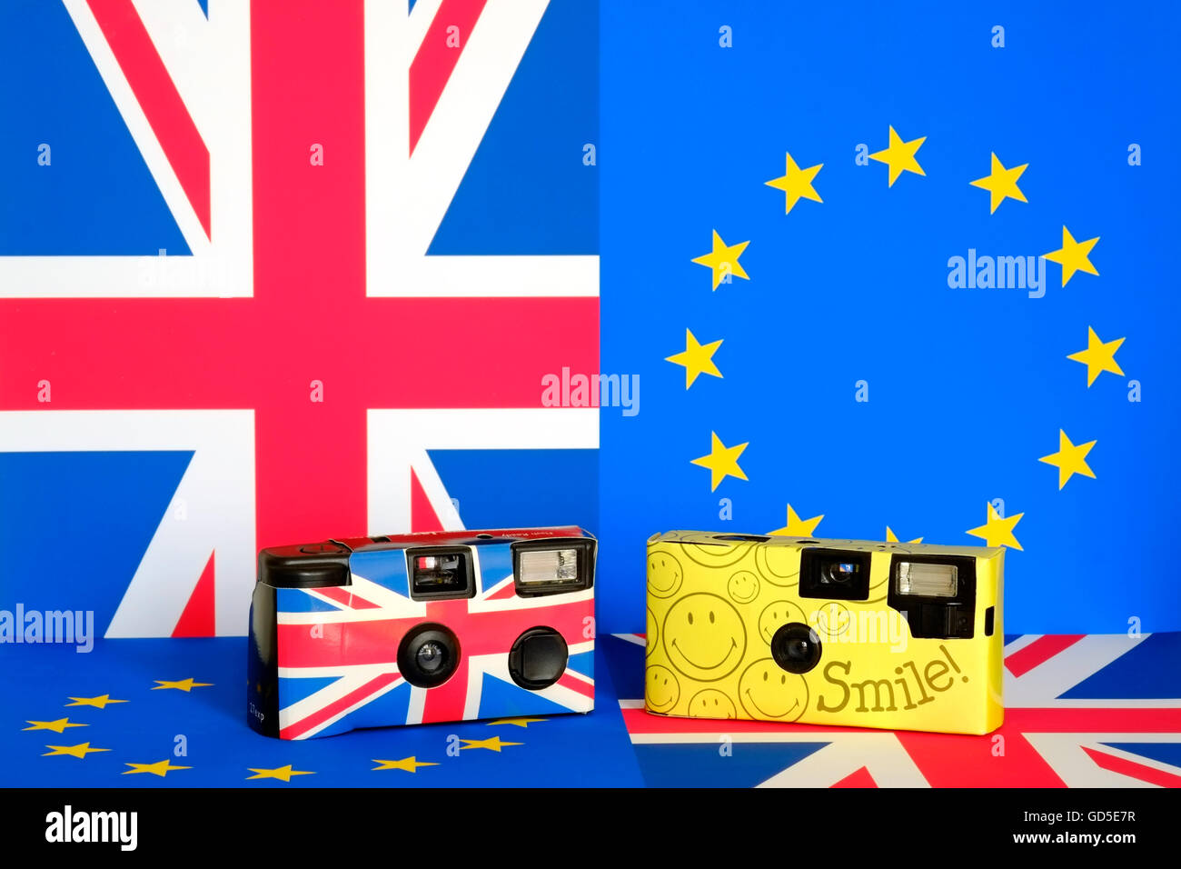 Caméras film jetable contre l'UE et l'Union européenne drapeaux Banque D'Images