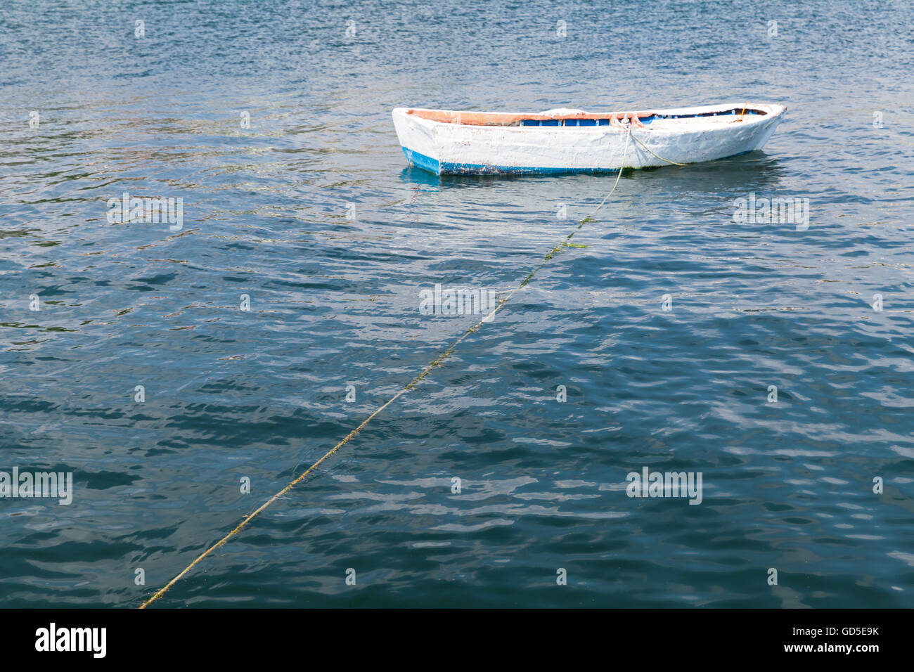 Bateau de pêche en bois blanc flotte sur l'eau calme de mer de Marmara, Istanbul, Turquie Banque D'Images