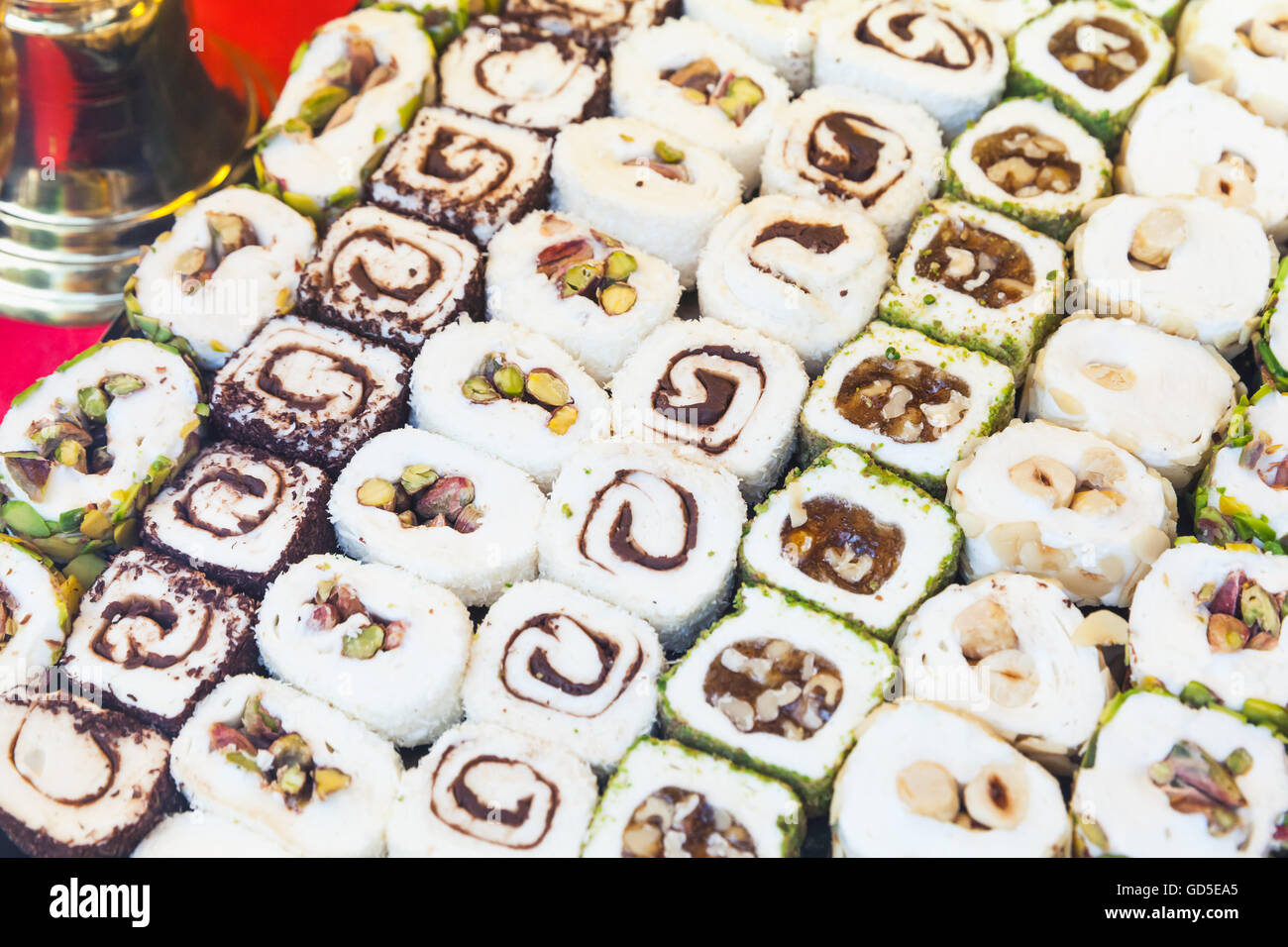 Assortiment de loukoums laminées. Une cuisine traditionnelle de l'ancien Empire ottoman, photo avec selective focus Banque D'Images