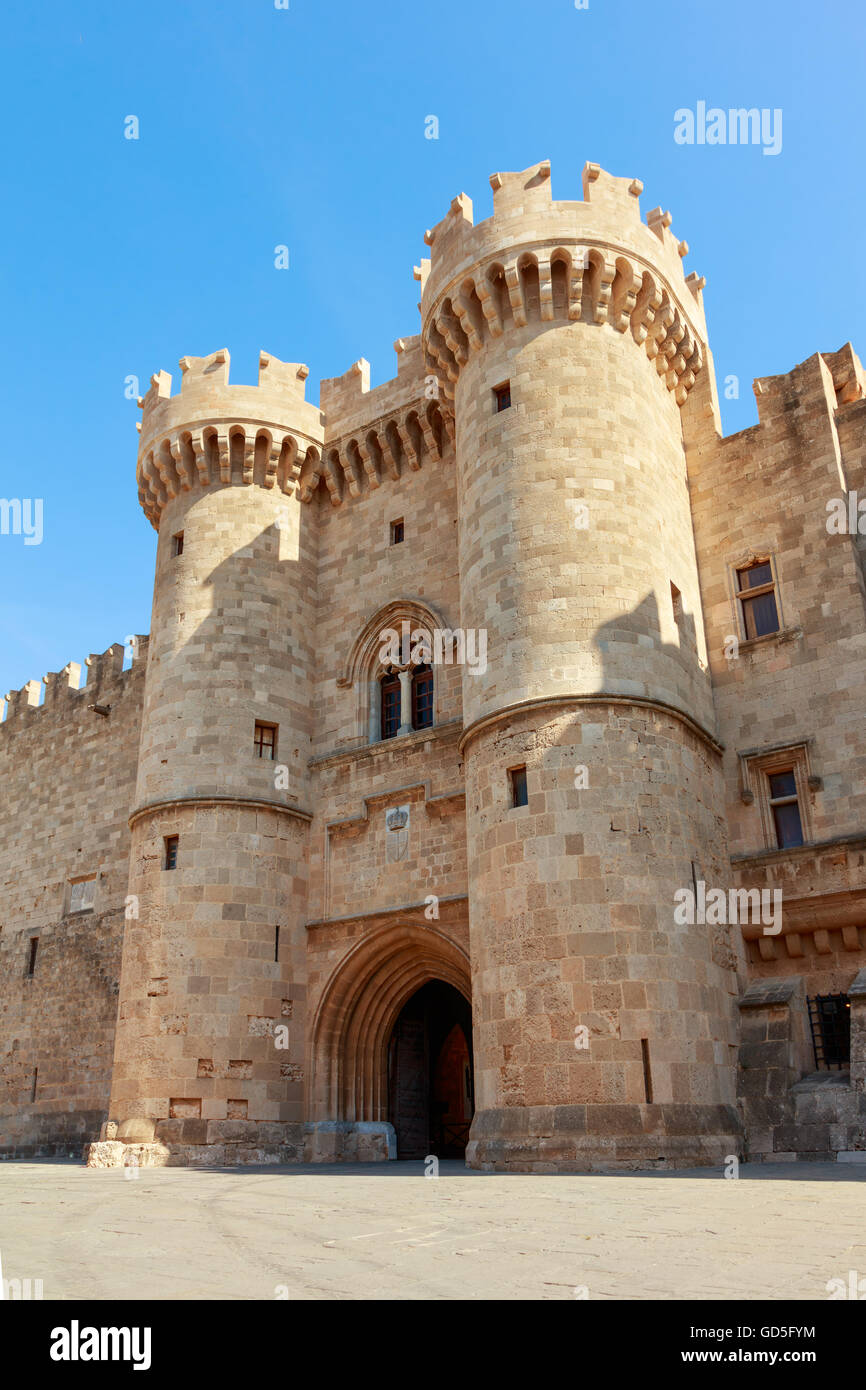 Avant et à l'entrée principale du château médiéval du Grand Maître des Chevaliers de Rhodes. Banque D'Images
