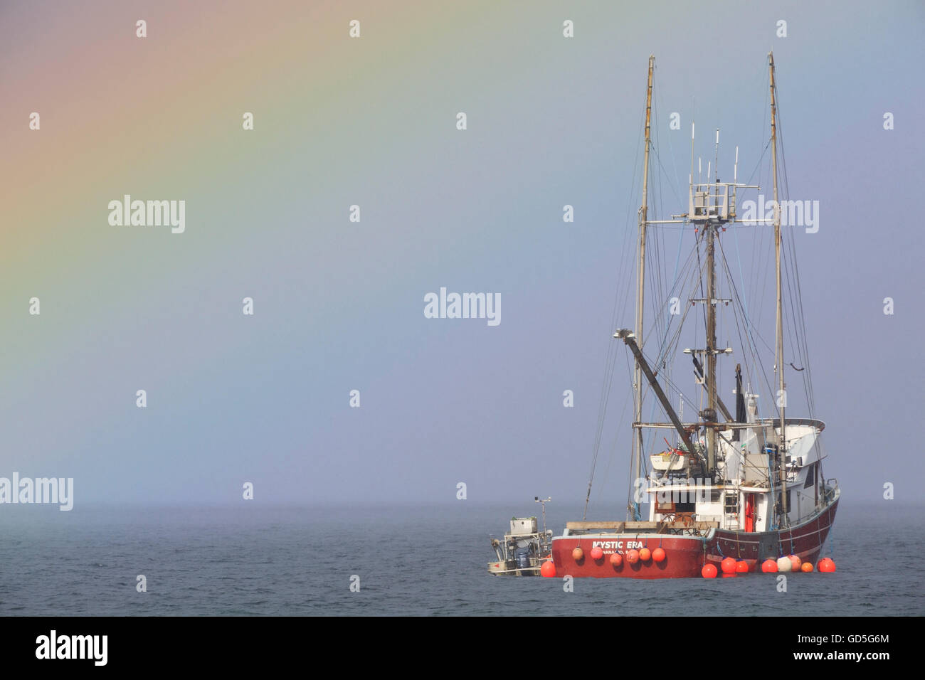 Bateau de pêche et arc-en-ciel, près de Nanaimo, île de Vancouver, Colombie-Britannique Banque D'Images