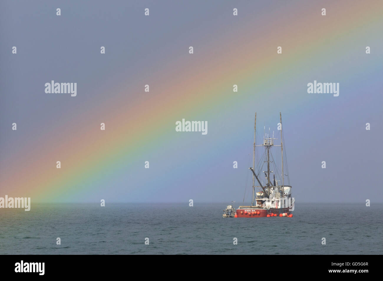 Bateau de pêche et arc-en-ciel, près de Nanaimo, île de Vancouver, Colombie-Britannique Banque D'Images