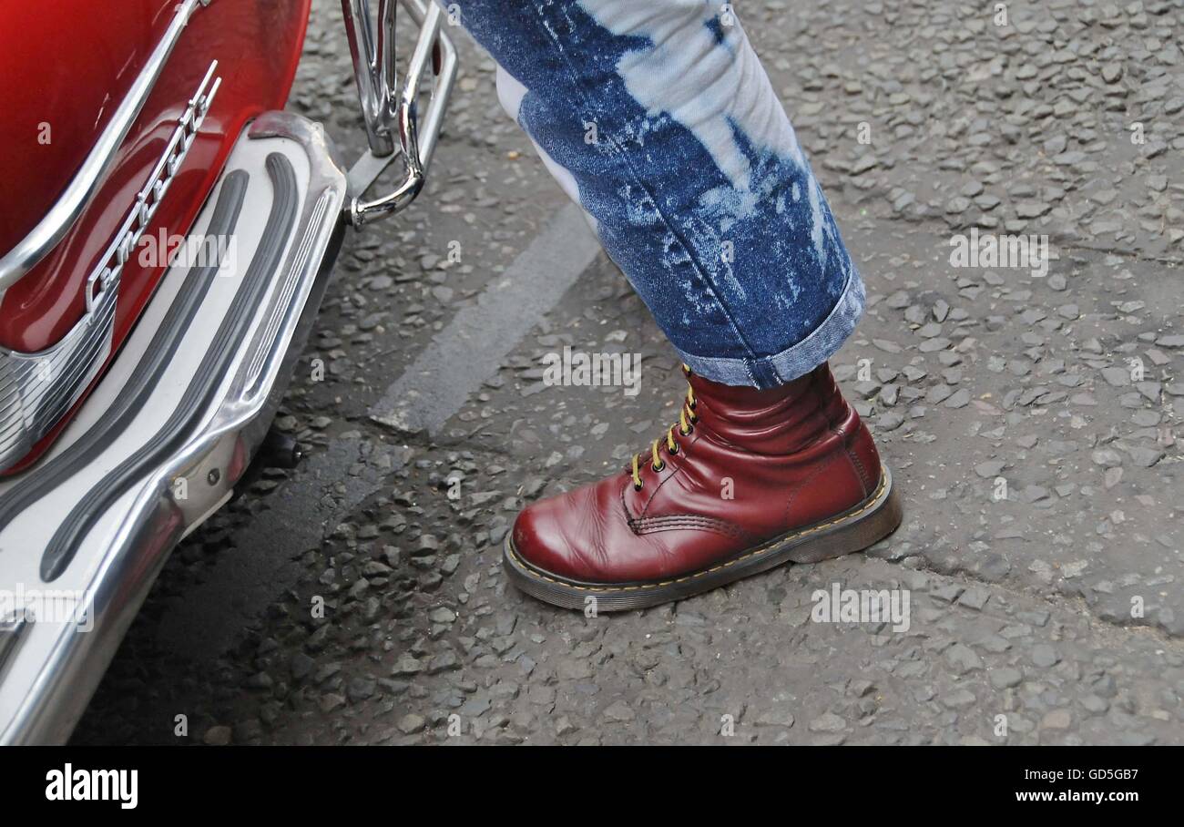 Dr Marten boots, portés par un skinhead, dans l'East End londonien Photo  Stock - Alamy