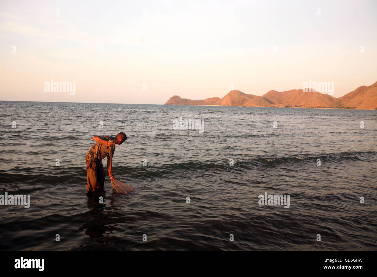 Les pêcheurs à la côte et la plage de la ville de Dili au sud du Timor oriental en southeastasia. Banque D'Images