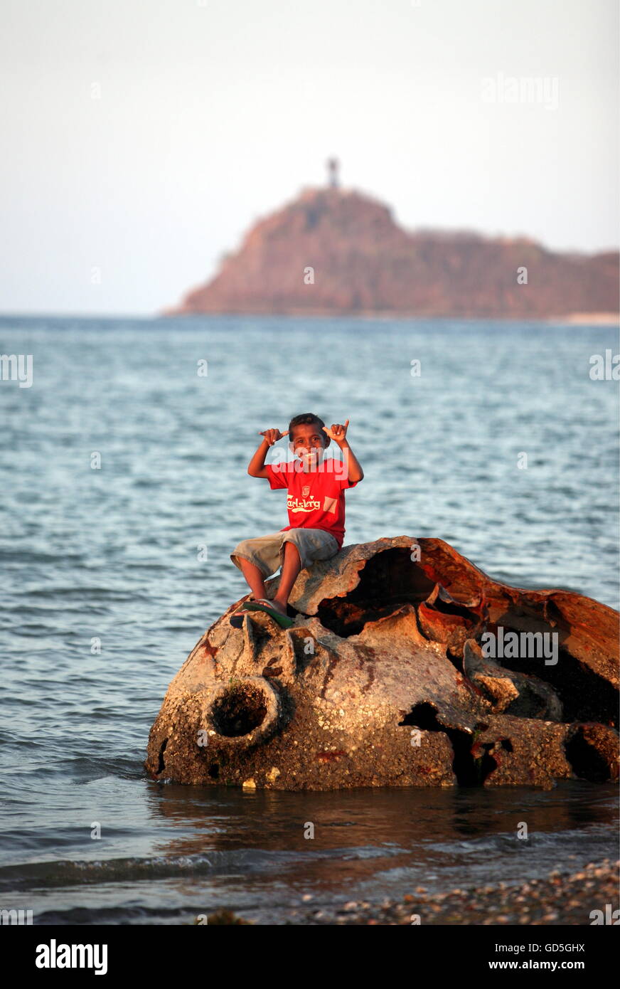 La côte et la plage de thecity de Dili au sud du Timor oriental en southeastasia. Banque D'Images