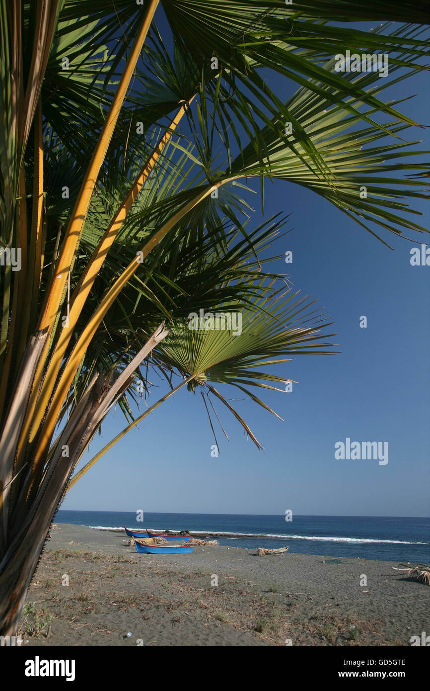 La côte et la plage au village de Betano dans le sud du Timor oriental en southeastasia. Banque D'Images