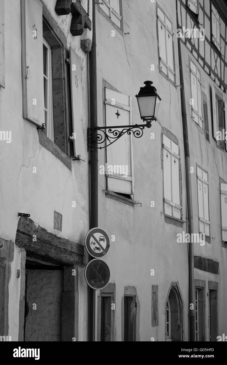 Old street light et nouveau no parking sign près de Paris, France, Europe Banque D'Images