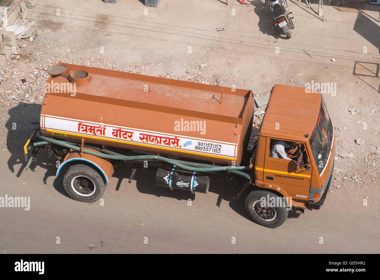 Camion-citerne à eau fournisseur sur road baner, Pune, Maharashtra, Inde, Asie Banque D'Images