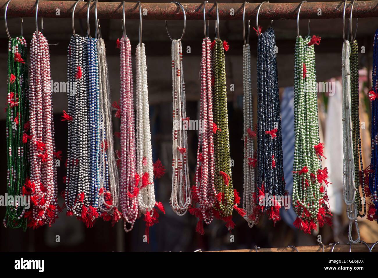 Accrocher des guirlandes de perles, de décrochage puri, Orissa, Inde, Asie Banque D'Images