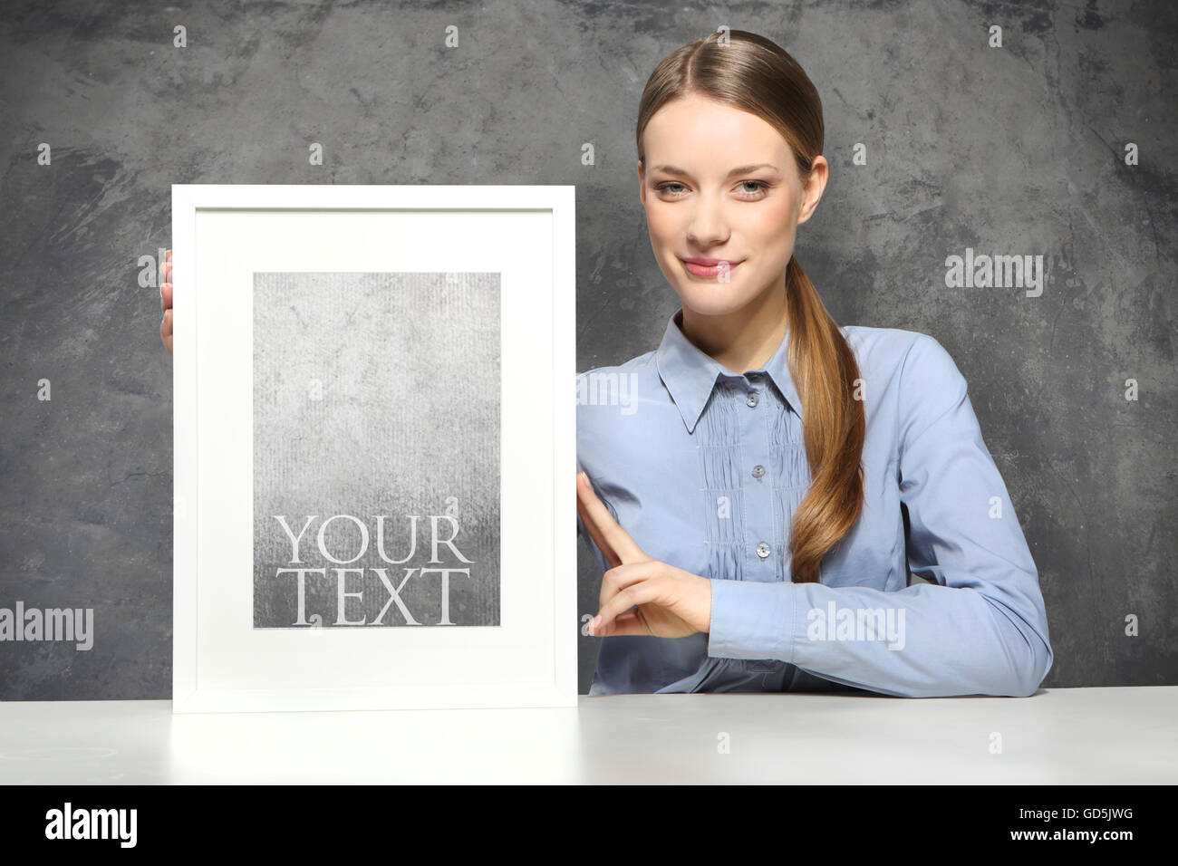 Une femme avec une photo de l'endroit pour propre texte Banque D'Images