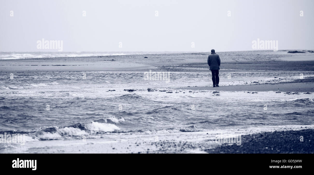 Un homme marchant seul Banque de photographies et d’images à haute ...
