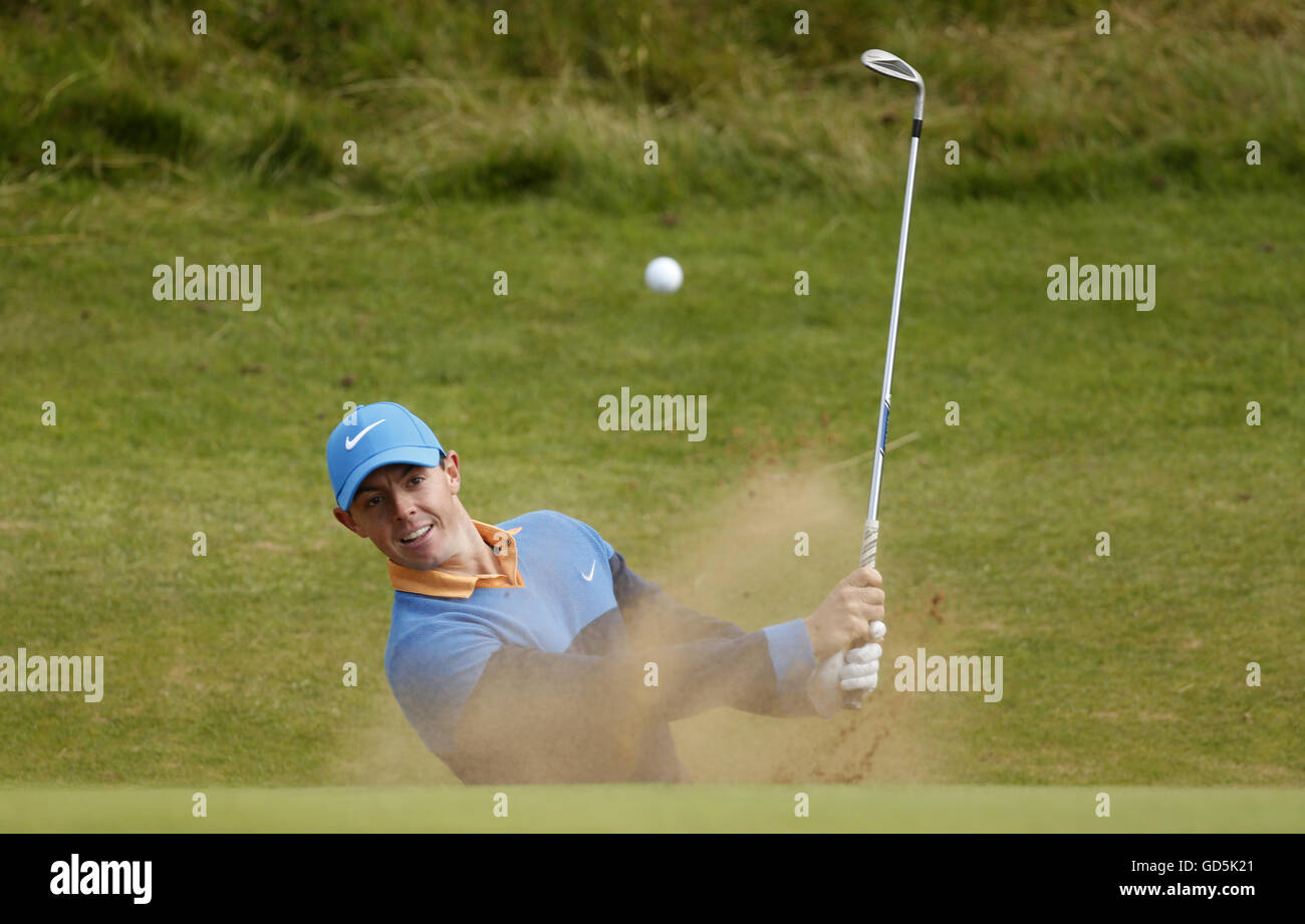 L'Irlande du Nord, Rory McIlroy joue d'un bunker sur le timbre-poste 8e orifice pendant le jour de pratique au Royal Troon Golf Club, South Ayrshire. Banque D'Images