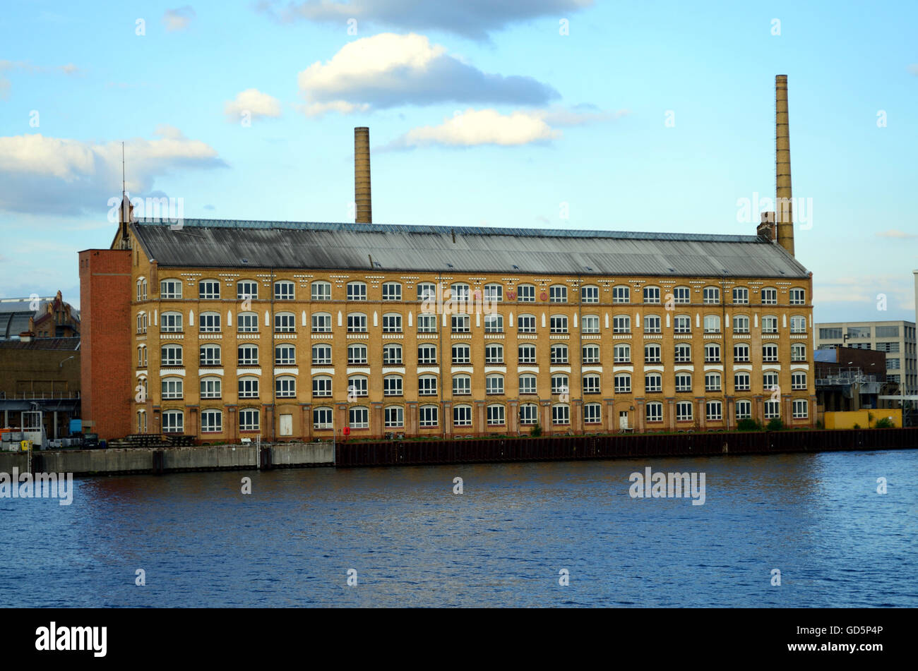 Vue sur le bâtiment classé de l'usine de fabrication de câbles à Berlin Oberschoeneweide (Kabelwerke KWO) sur la rivière Spree pris le 05/07/16, Allemagne Banque D'Images