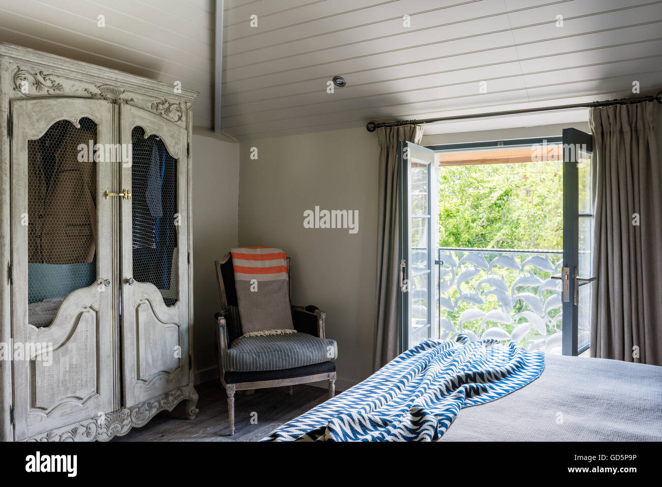 Une armoire dans la chambre avec balcon romantique faite par le forgeron Nick Plante. la couverture sur le lit est de Pomax Banque D'Images