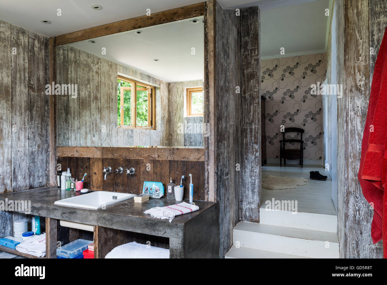 Meuble en béton ciré salle de bains avec murs avec plancher recyclé Banque D'Images