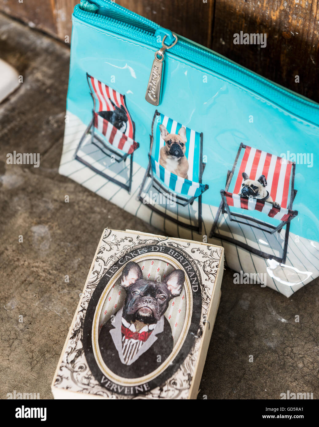 Le Français bull dogs make-up bag Banque D'Images