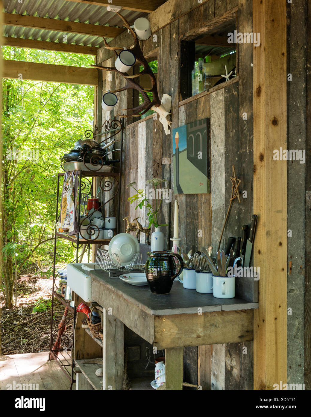 Cuisine rustique à l'extérieur d'une cabane en bois douche Banque D'Images