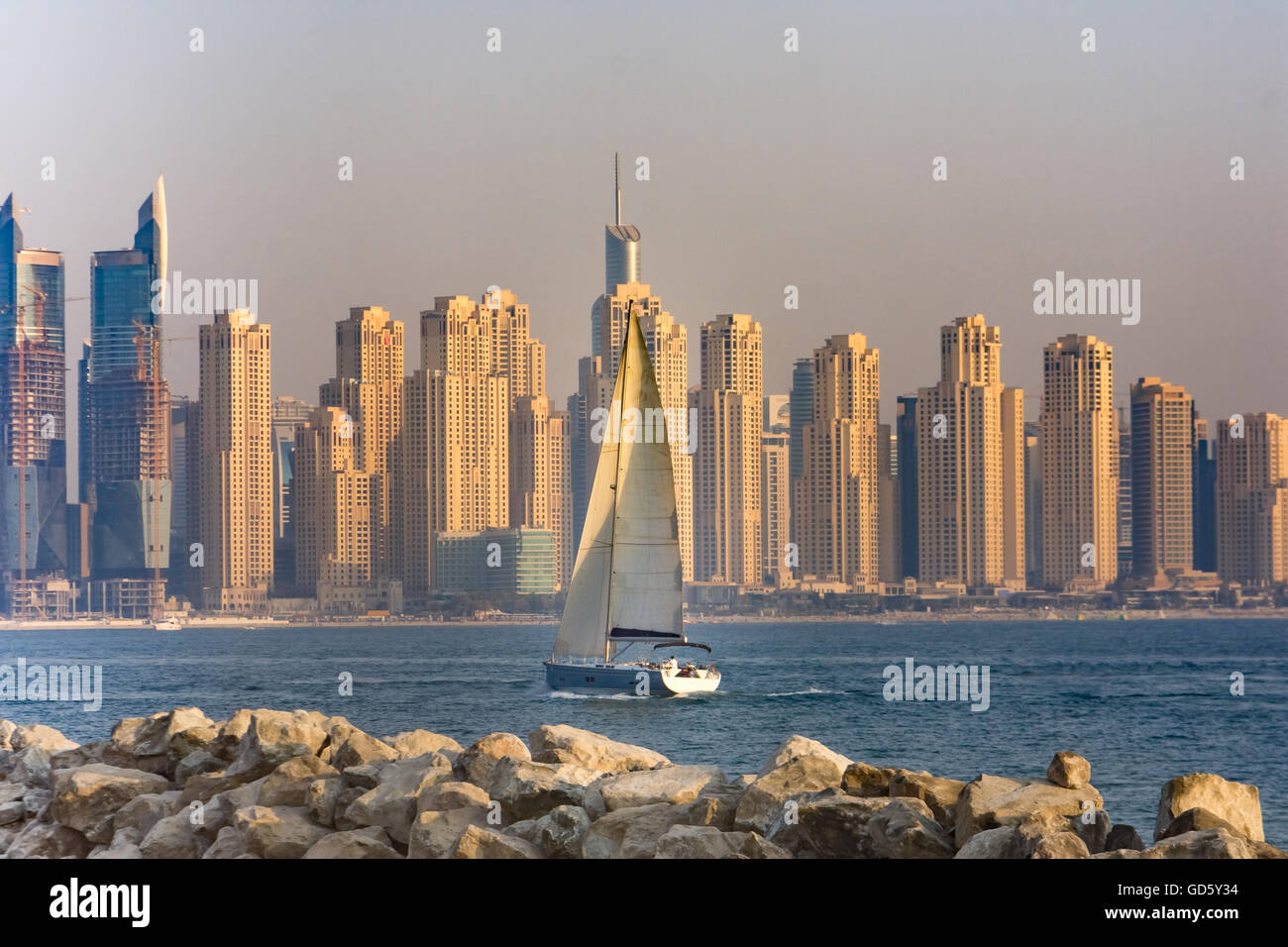 Dubaï, dans le quartier du port de plaisance d'horizon, vue depuis la route de croissant de l'île artificielle de Palm. Dubaï, Émirats arabes unis Banque D'Images