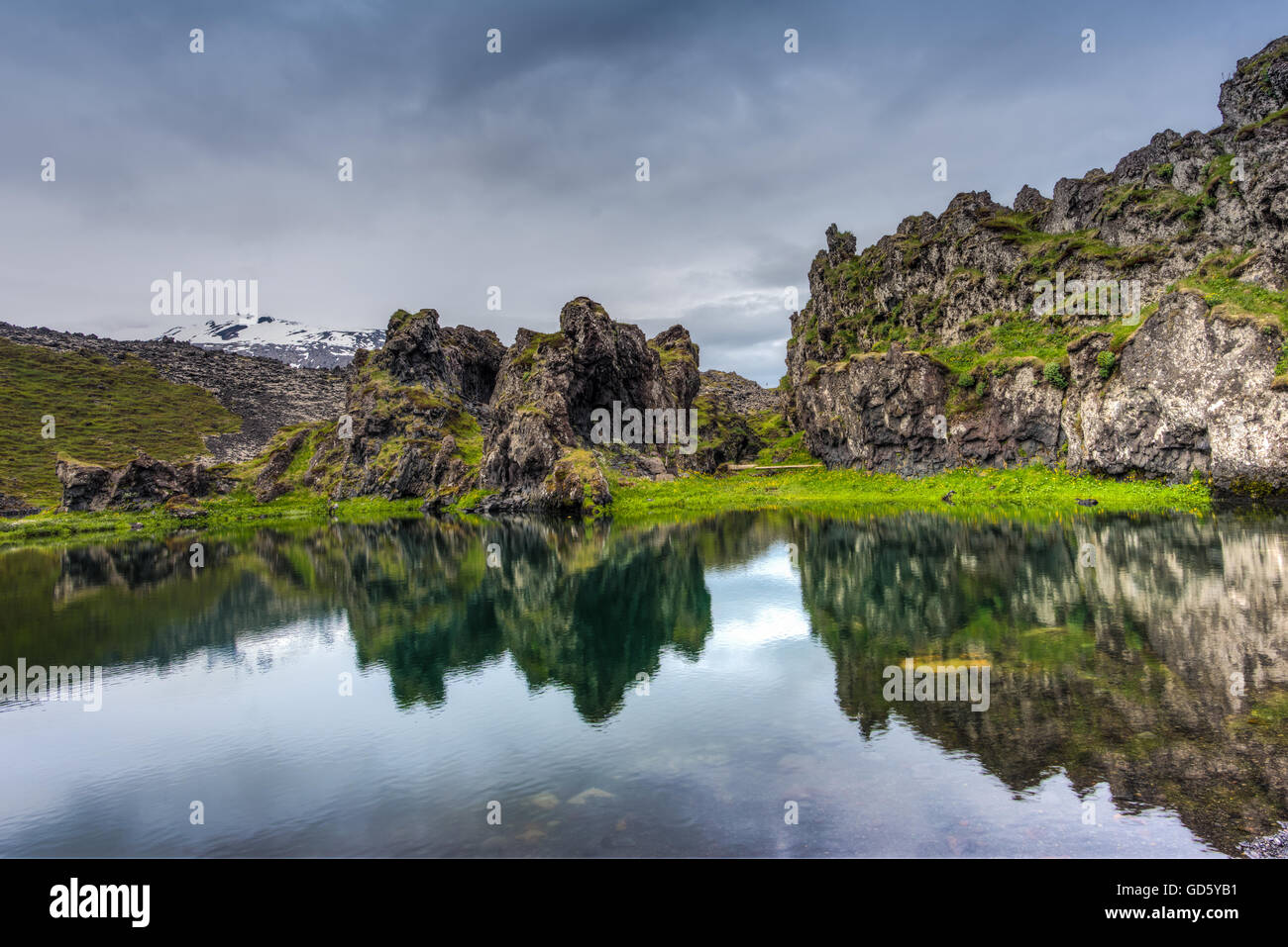 Flancs sud du volcan Sneffels et le glacier Snaefellsjokull. La péninsule de Snaefellsness, Islande Banque D'Images