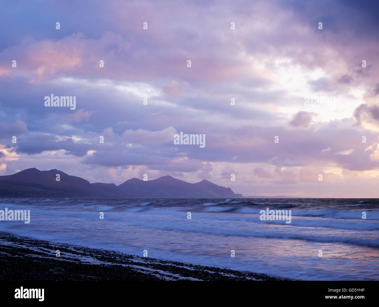 Vue depuis la plage Dinas Dinlle sud à sud-ouest vers l'Est des collines de péninsule de Lleyn. Trois pics de Yr Eifl sur le droit, au nord du Pays de Galles, Royaume-Uni Banque D'Images