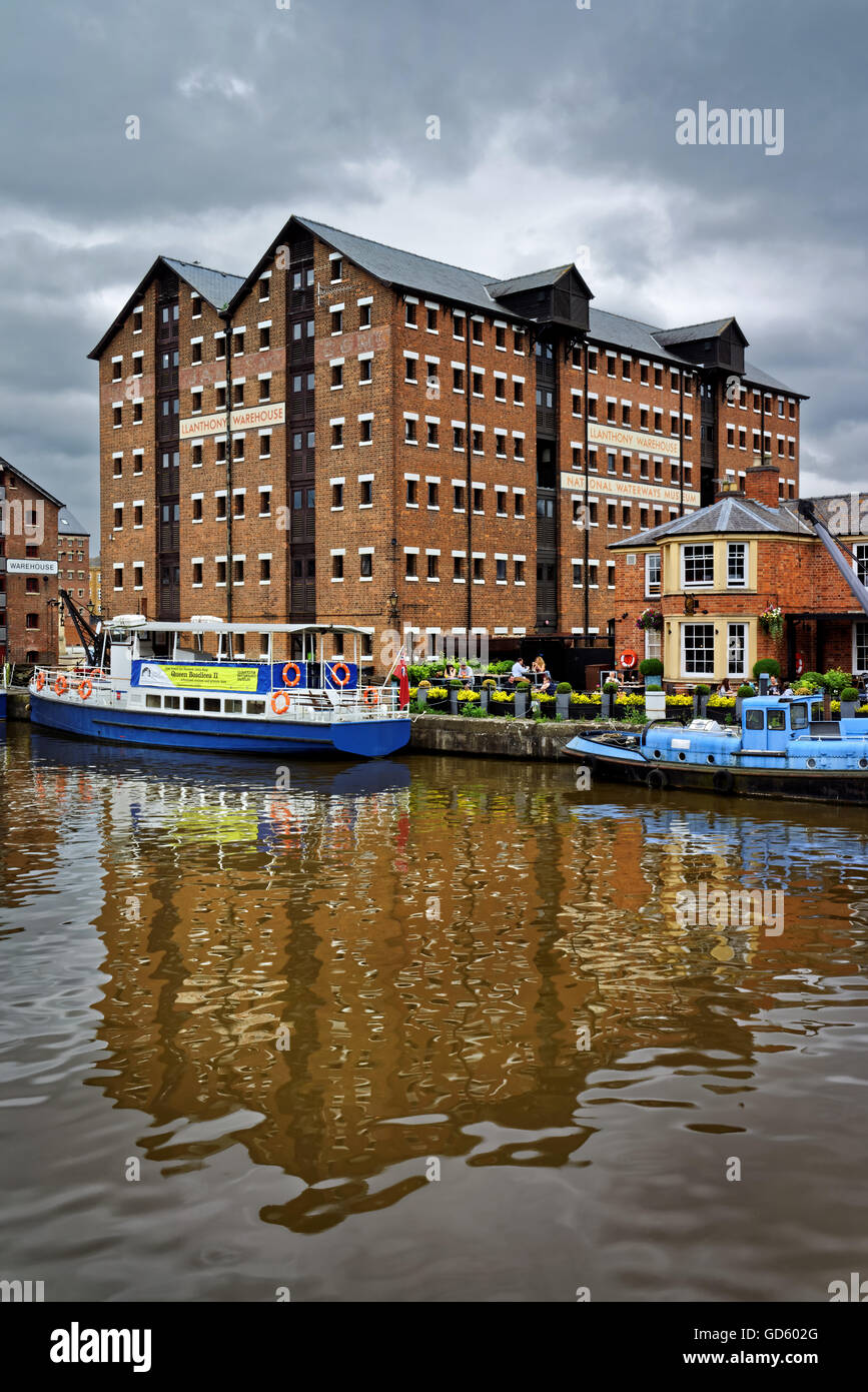 UK,Gloucestershire,Gloucester Docks,National Waterways Museum,Llanthony Warehouse & Weatherspoons Public House Banque D'Images