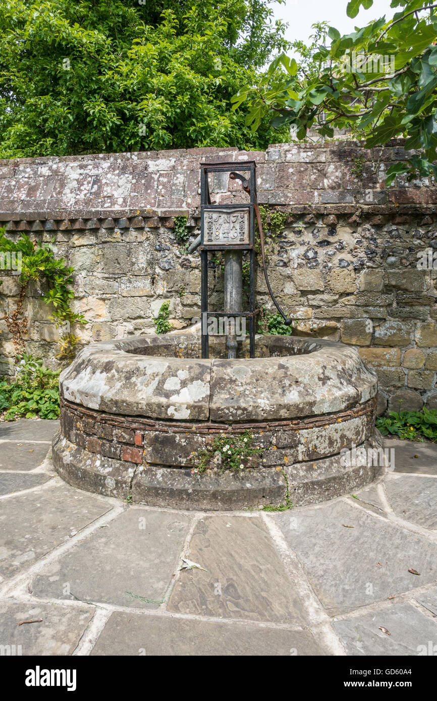 Bien et la pompe à eau Jardins Southover Grange Sussex Lewes Banque D'Images