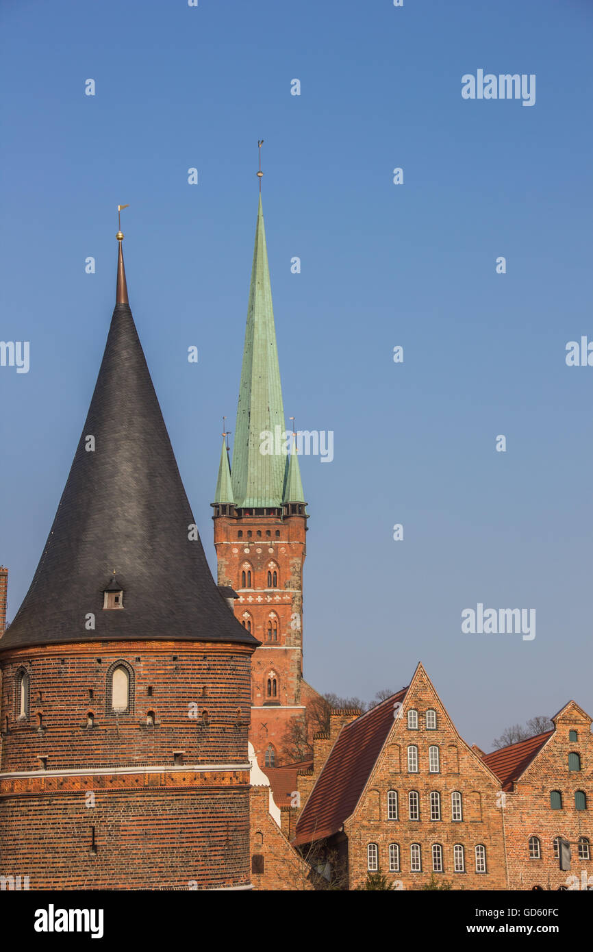 Porte de Holstein, entrepôts de sel et Petri church à Lubeck, Allemagne Banque D'Images