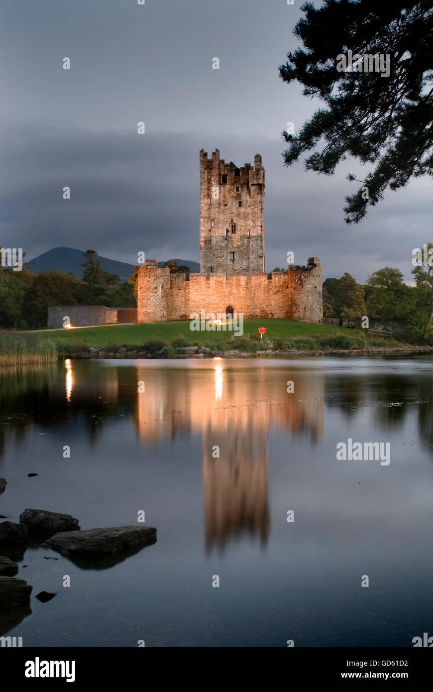 Le Château de Ross, Lough Leane, le Parc National de Killarney, Co Kerry, Ireland Banque D'Images