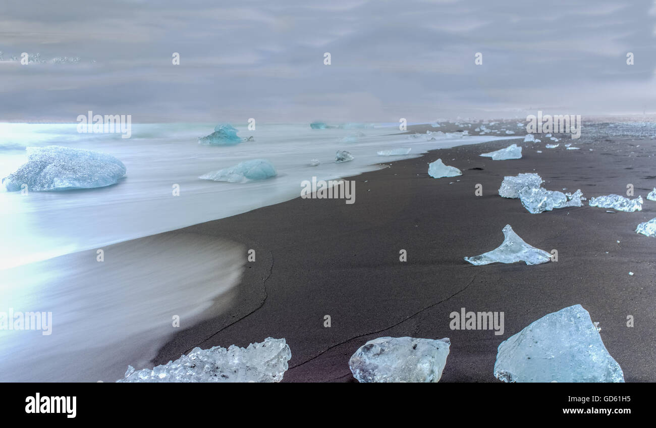 Les icebergs échoués sur la plage près de la rivière glaciaire Jökulsárlón (lagoon), un lac glaciaire dans le sud-est de l'Islande, au bord de la Banque D'Images
