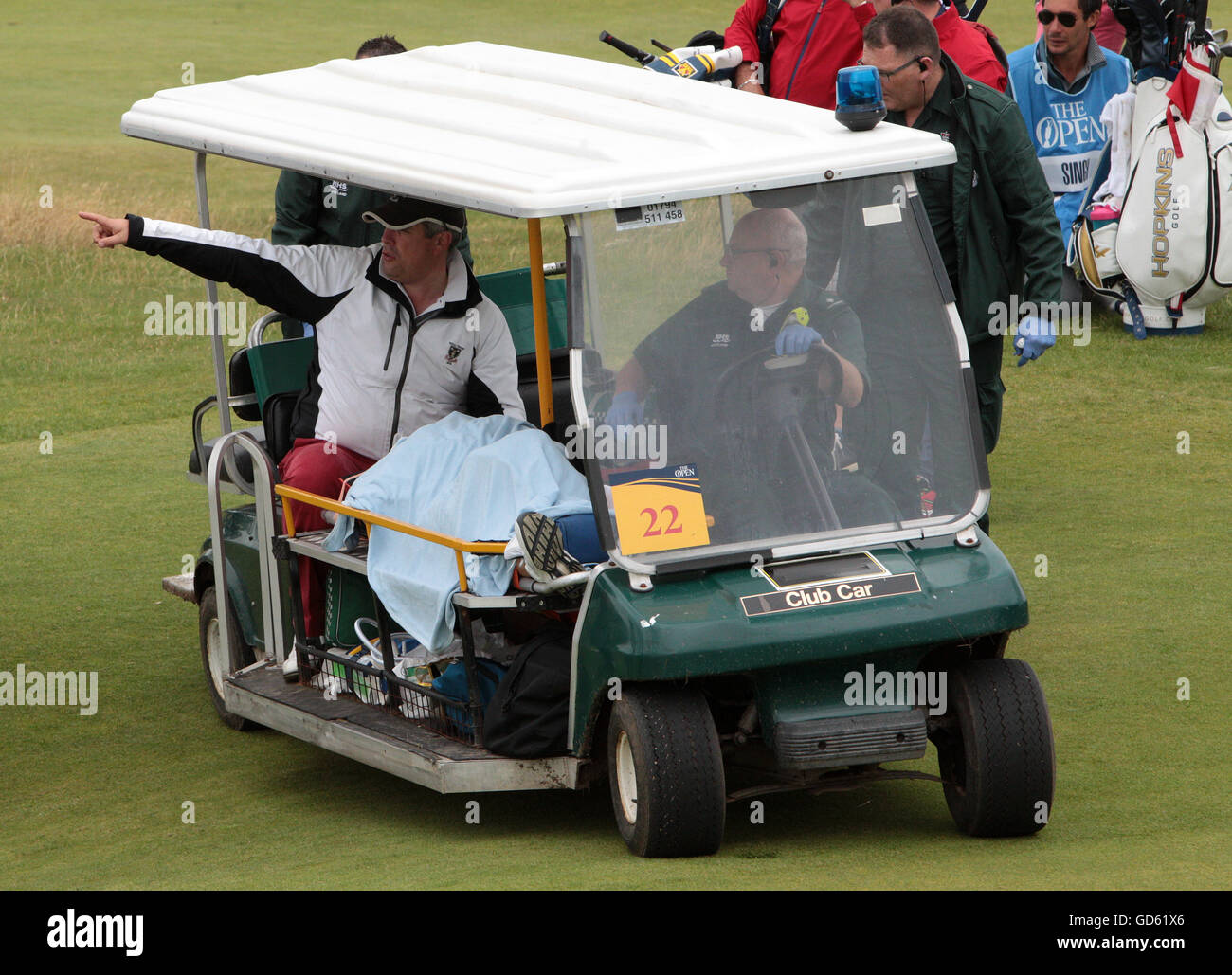 Ambulance golf buggy carries william Banque de photographies et d'images à  haute résolution - Alamy