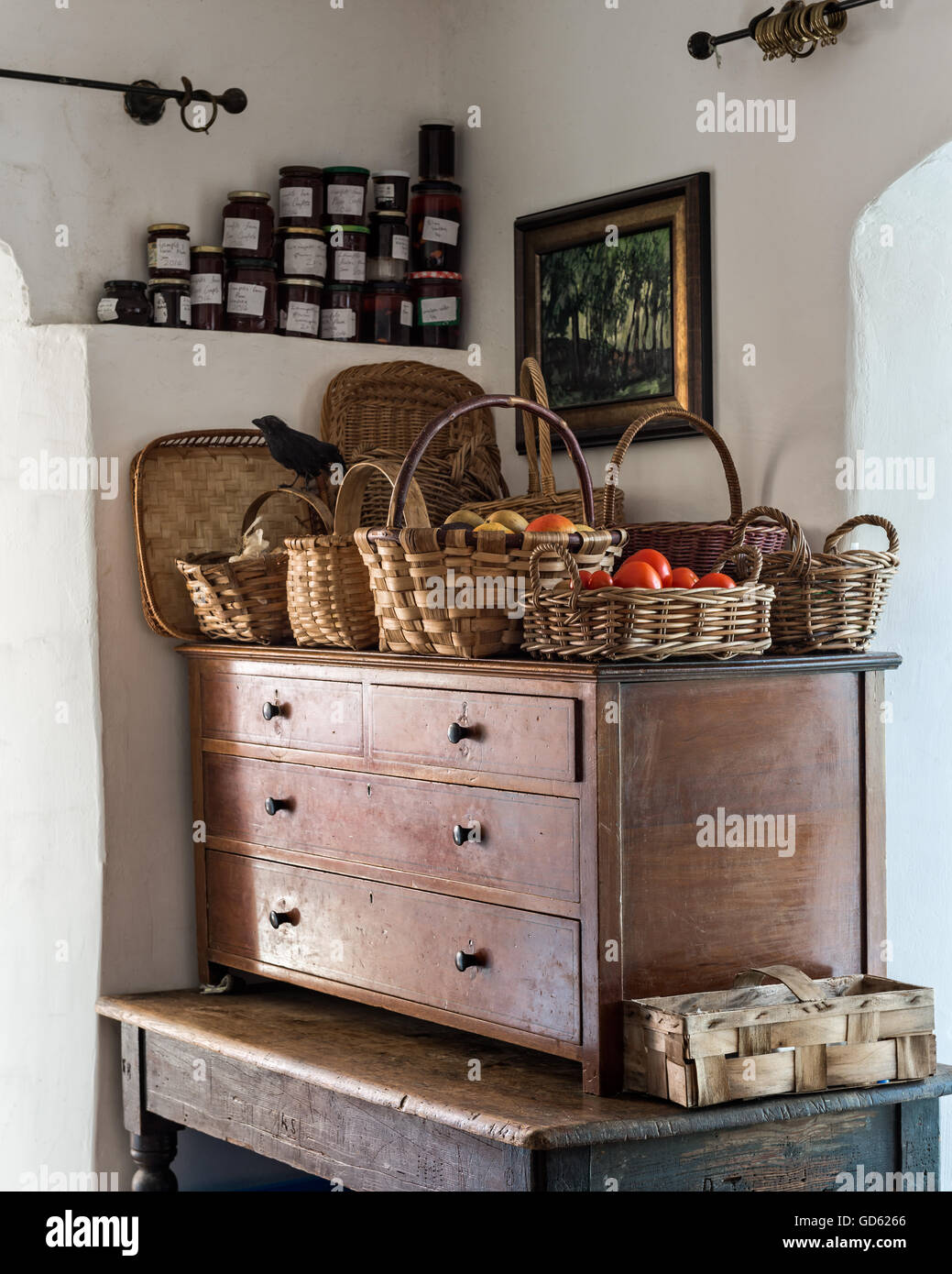 Collection de paniers d'osier sur le dessus d'un coffre en bois. La peinture est par Bill Lovelady Banque D'Images