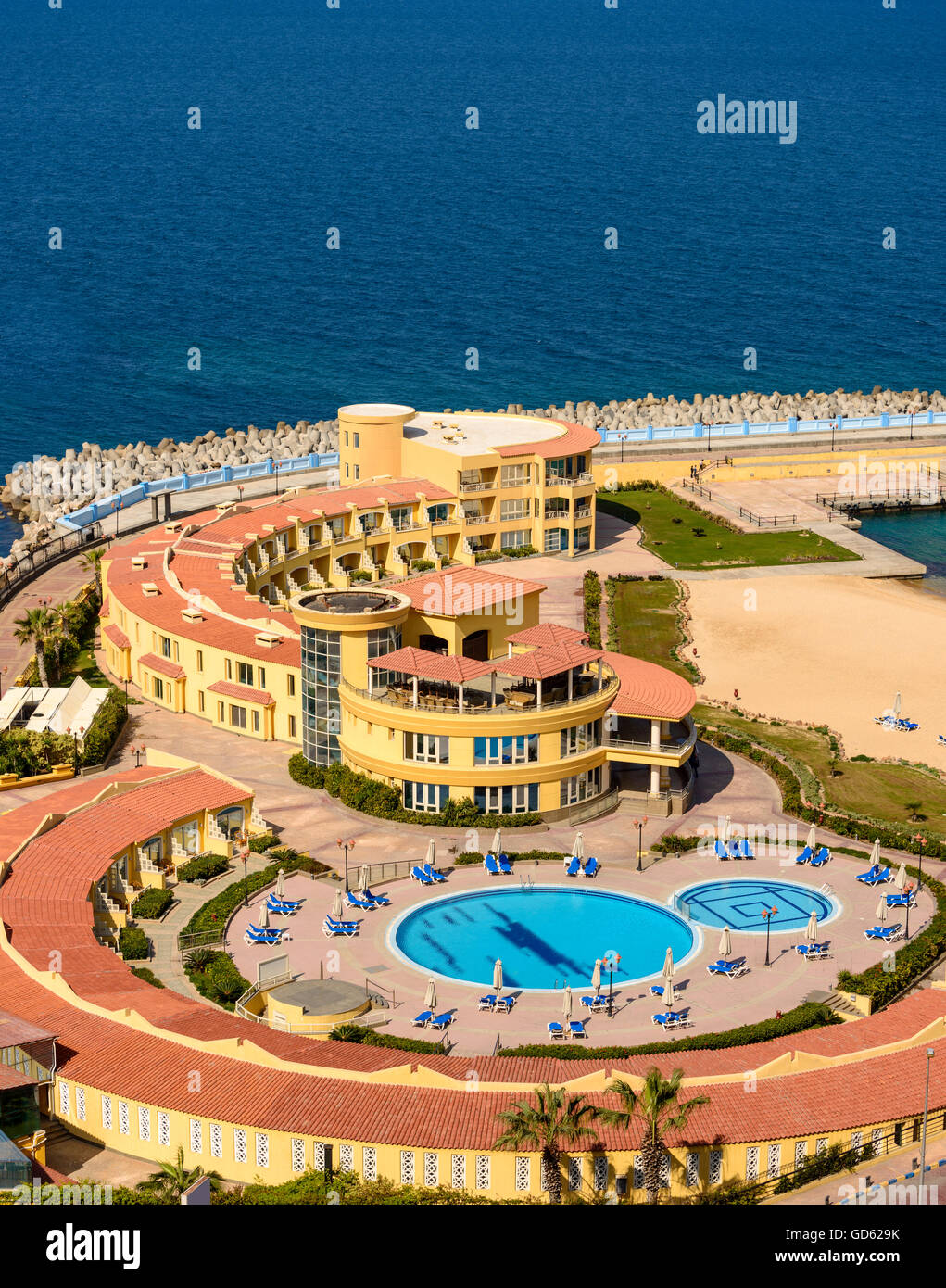 Vue de dessus de la piscine de l'hôtel vide sous la lumière du soleil Banque D'Images