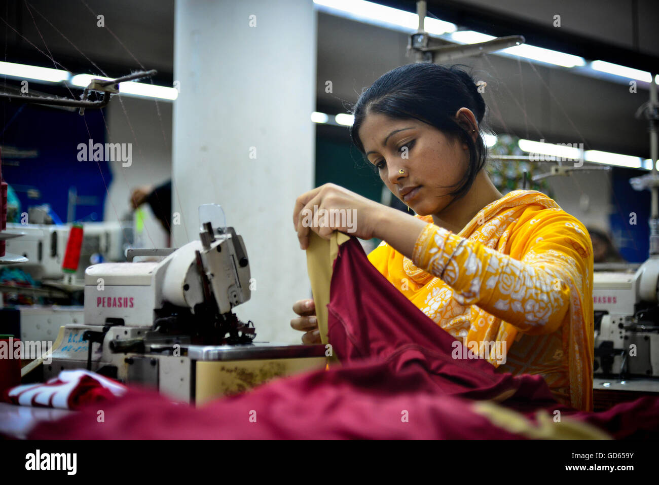 Travailleur dans une usine de textile, Bangladesh Banque D'Images