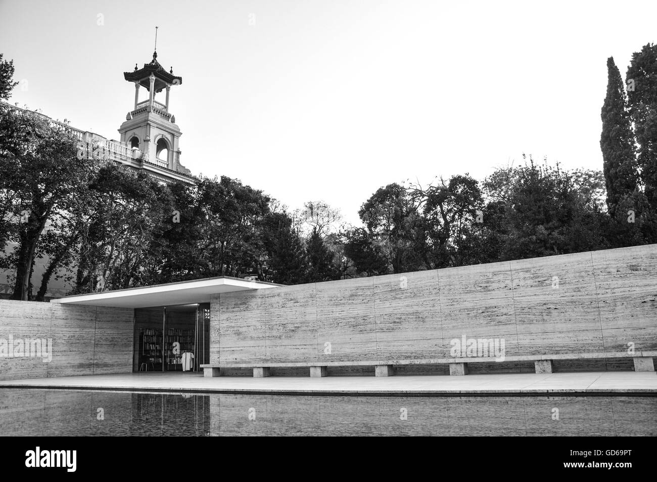 Pavillon de Barcelone avec tour dans ciel et les arbres alignés autour des murs en marbre Banque D'Images