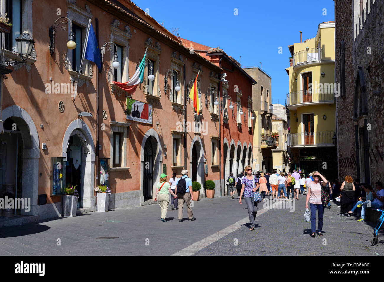 Les touristes sur le Corso Umberto - Taormina, Sicile, Italie Banque D'Images