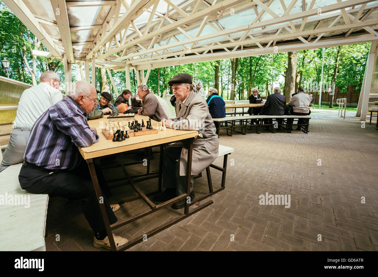 Biélorussie, MINSK - 9 mai 2014 : les retraités actifs, de vieux amis et de temps libre, les hommes s'amusant et en jouant aux échecs à city Banque D'Images